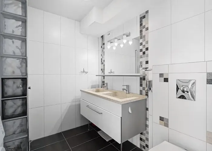 Cozy With Parking Apartment *